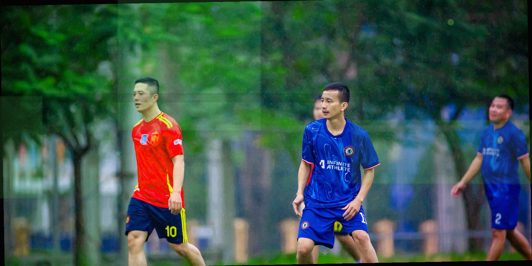 两块并列的数据表格界面特写，差异单元格以青绿高亮标出