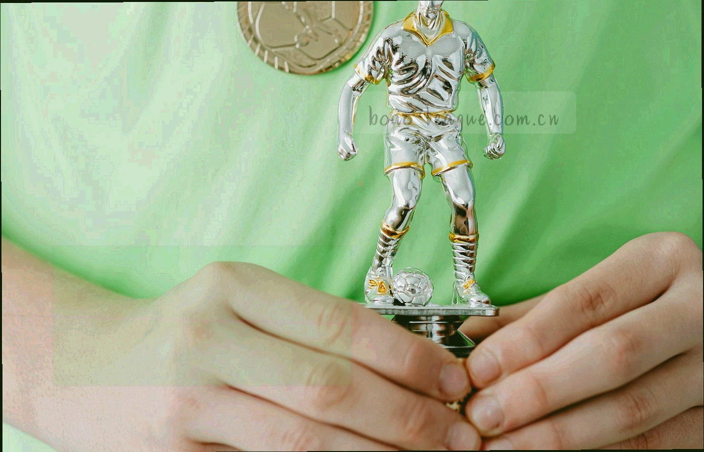 暗调桌面上的纸质记录表与铅笔，旁边放着数据终端